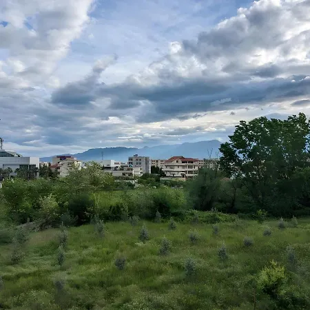 Sunny Riverside Tirana's Oasis - Breakfast & Dinner Habitación en casa particular *