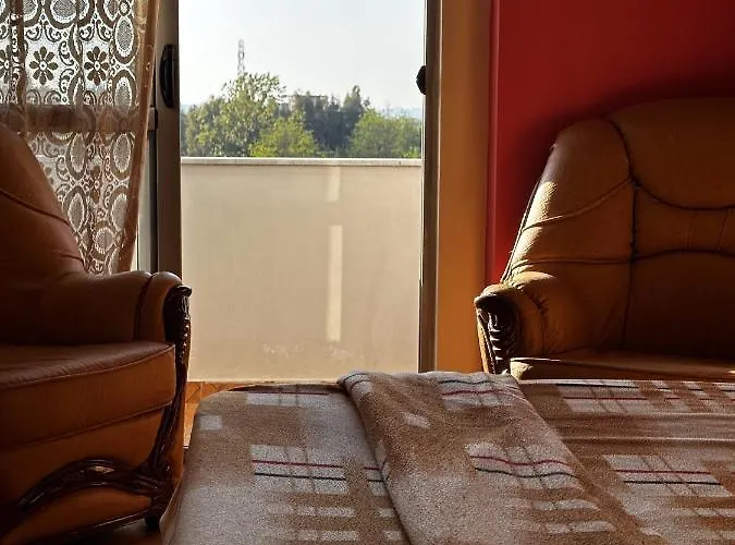 Sunny Riverside Tirana's Oasis - Breakfast & Dinner 民宿 *