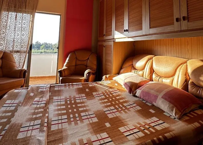 民宿 Sunny Riverside Tirana's Oasis - Breakfast & Dinner 地拉那