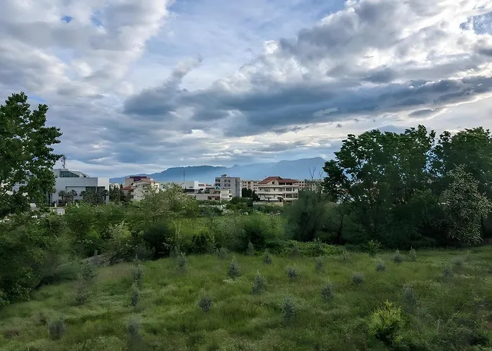 Sunny Riverside Tirana's Oasis - Breakfast & Dinner בית אירוח *