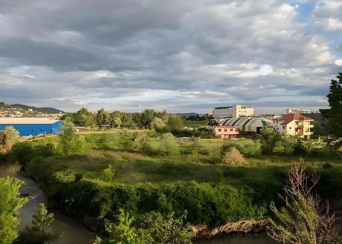 Sunny Riverside Tirana's Oasis - Breakfast & Dinner טיראנה